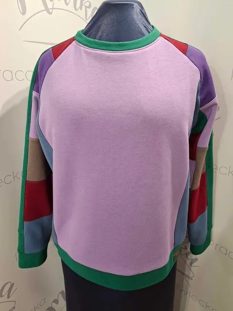 Bluza colorblock na manekinie z różowym przodem, zielonym wykończeniem i wielokolorowymi rękawami