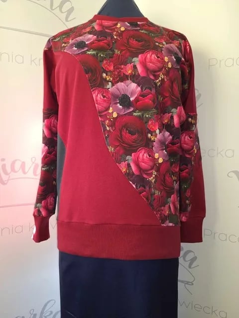 Czerwona patchworkowa bluza z różami, na czarnym wieszaku